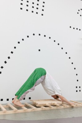 «Constellations», 2021, Drawing Performance Tobias Gutmann, acrylic on Wall, Ink on Paper, size variable, ladder, table, chair, 5 days, Werkschau, Museum Haus Konstruktiv Tobias Gutmann - Face-o-mat / Sai Bot