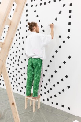 «Constellations», 2021, Drawing Performance Tobias Gutmann, acrylic on Wall, Ink on Paper, size variable, ladder, table, chair, 5 days, Werkschau, Museum Haus Konstruktiv Tobias Gutmann - Face-o-mat / Sai Bot